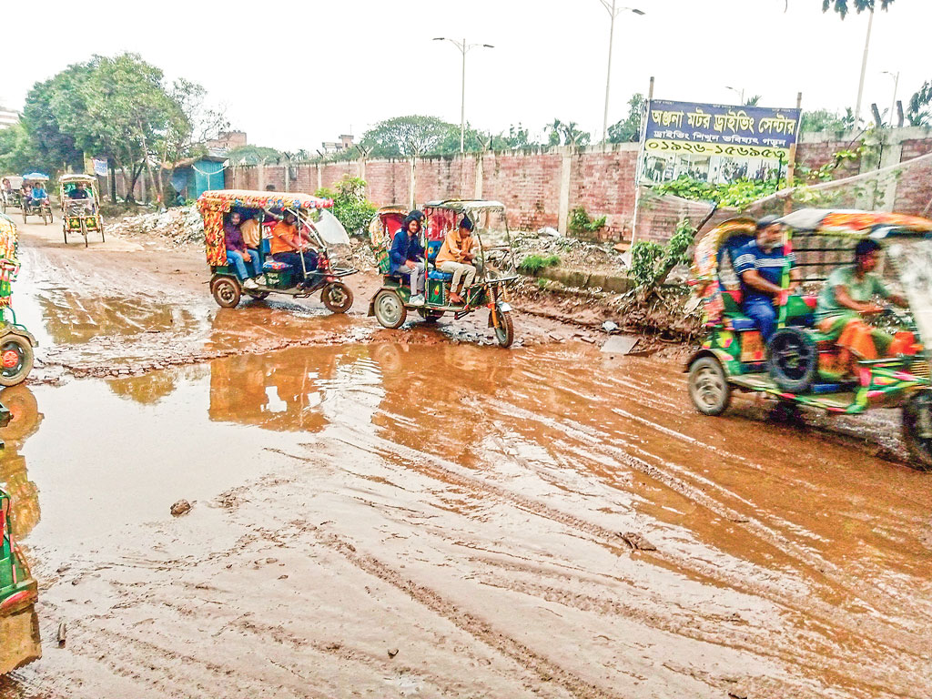 বেহাল সড়কে চরম ভোগান্তি