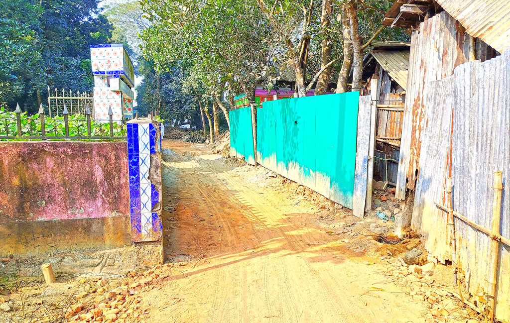 কুমিল্লার দেবিদ্বার: পারিবারিক বিরোধে বন্ধ সড়কের কাজ, ভোগান্তি