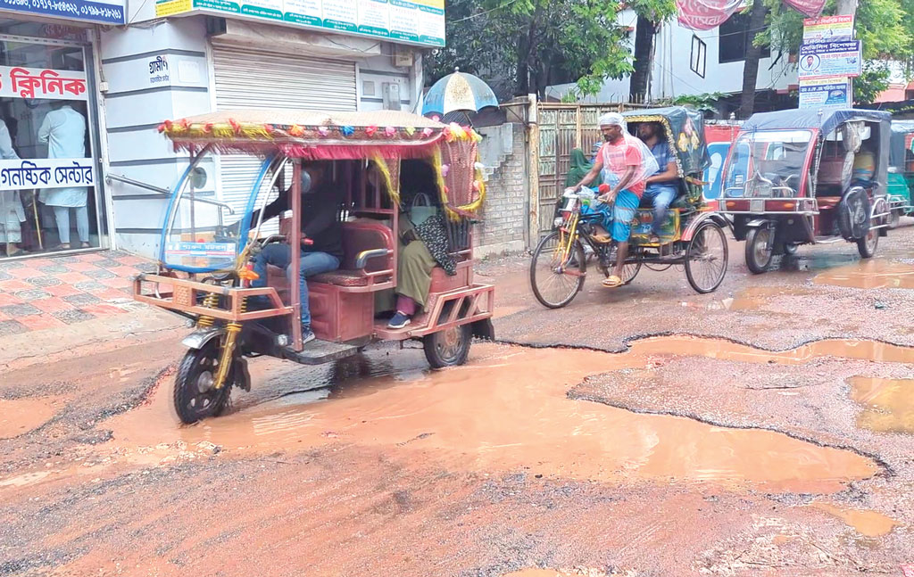 অর্ধেকই ভাঙাচোরা ২৪০ কিলোমিটার সড়কের