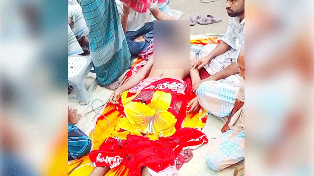 সাপে কাটা যুবককে হাসপাতাল থেকে মৃত ফেরালেও দিনভর চলল ঝাড়ফুঁক