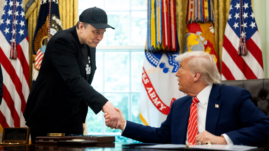 গোপনে মাস্ককে ২০০ কোটি ডলারের প্রতিরক্ষা প্রকল্প দিলেন ট্রাম্প