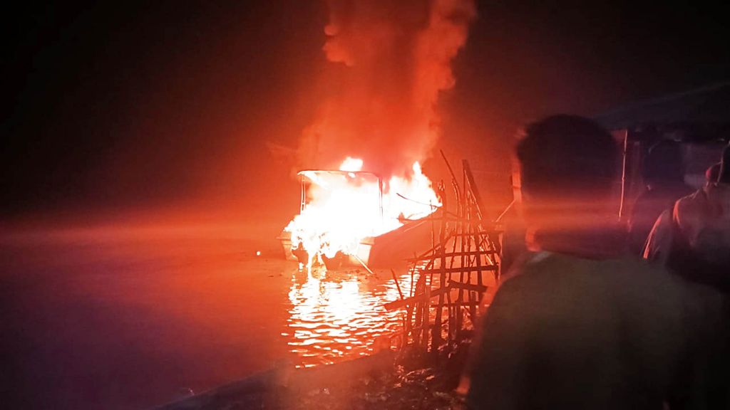 নৌ পুলিশের স্পিডবোটে আগুন, কনস্টেবল দগ্ধ