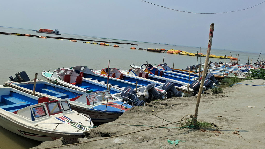 ভাড়া বৃদ্ধির দাবিতে আরিচা-কাজিরহাট রুটে স্পিডবোট চলাচল বন্ধ
