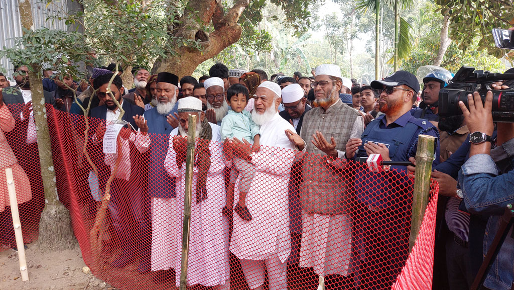 শেরপুরে ডা. শফিকুর রহমান, নিহত রেজাউলের সন্তানকে কোলে নিয়ে কবর জিয়ারত