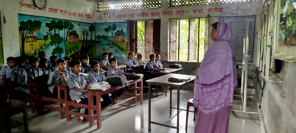 জেলার সেরা বিদ্যালয়, তবু ঝুঁকিপূর্ণ ভবন