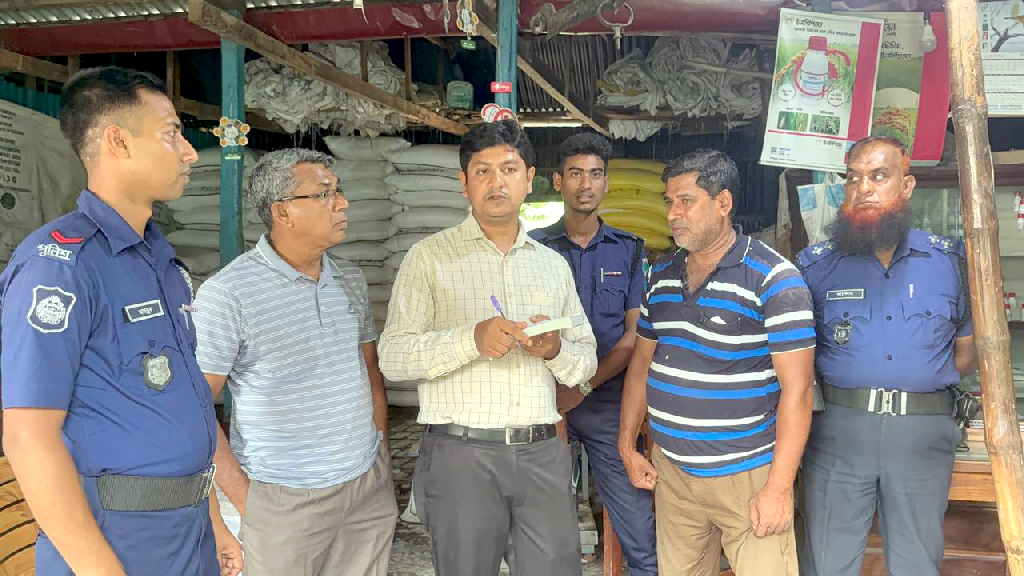 অতিরিক্ত দামে সার বিক্রি করায় দোকানিকে ১ লক্ষ টাকা জরিমানা