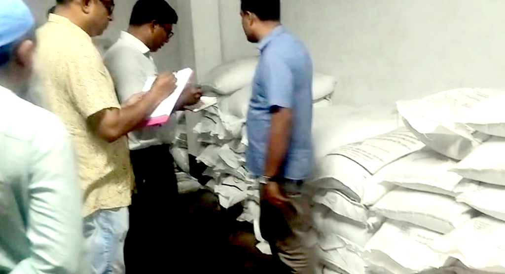 সার মজুত ও বেশি দামে বিক্রি, দুই ব্যবসায়ীর ৮০ হাজার টাকা জরিমানা
