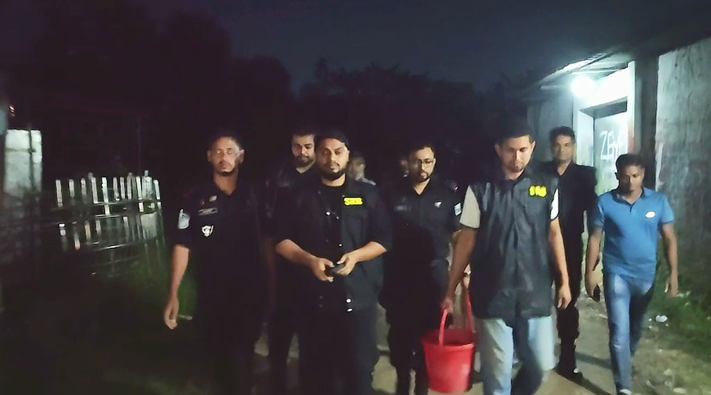 যশোরে ককটেলসদৃশ ৮টি বোমা উদ্ধার, পূজায় নাশকতার পরিকল্পনার ধারণা এসআরবির