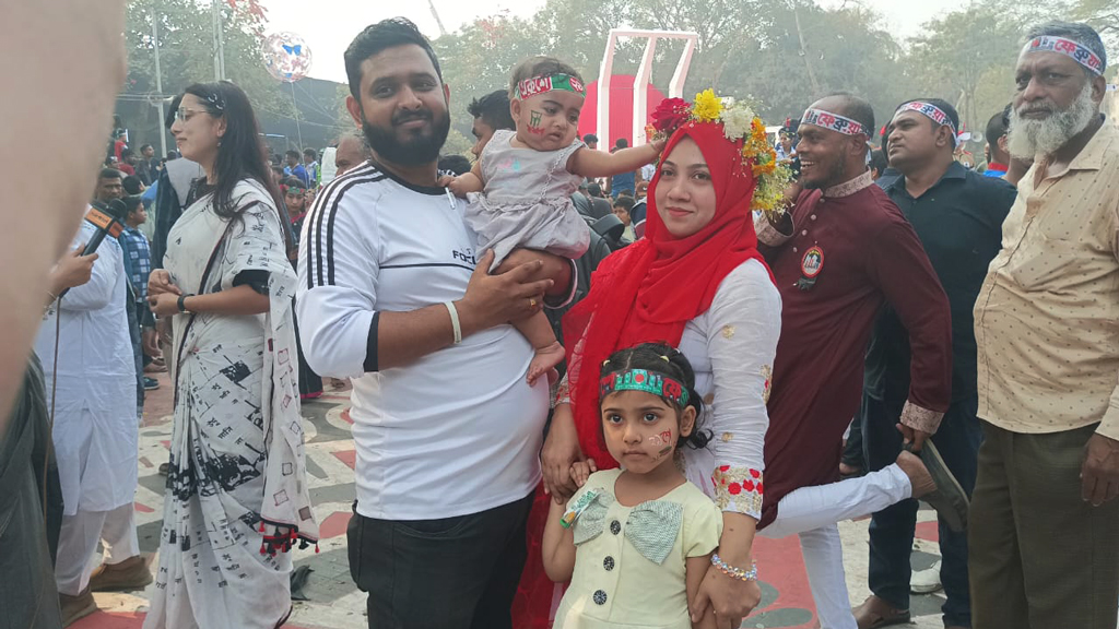 দুই মেয়েকে নিয়ে কেন্দ্রীয় শহীদ মিনারে এসেছেন ওমর সানি ও মুন্নি আক্তার দম্পতি। ছবি: আজকের পত্রিকা