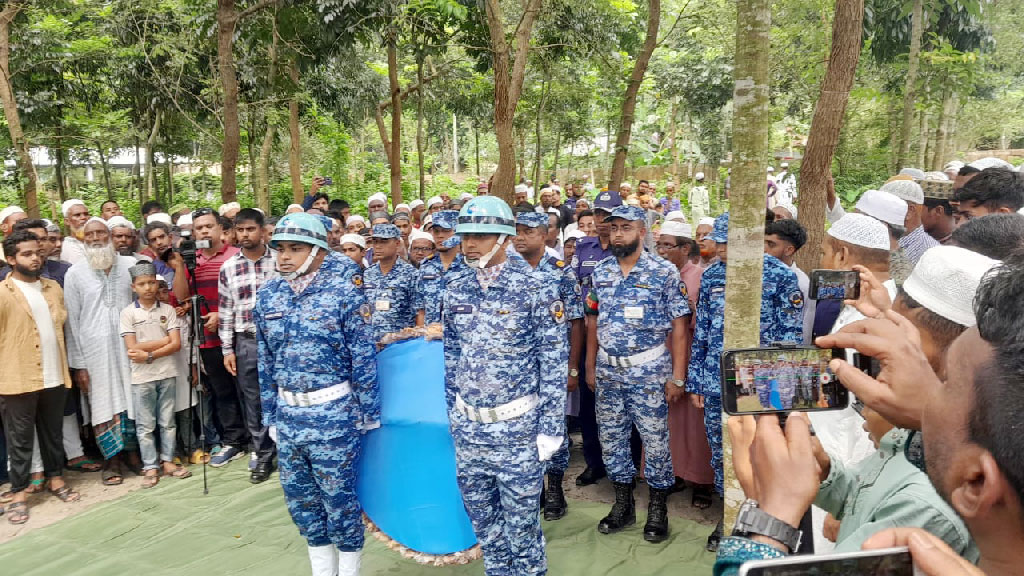 মাইলস্টোন ট্র্যাজেডি: অভিভাবক রজনীর কবরে বিমানবাহিনীর শ্রদ্ধা