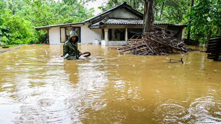 ঘূর্ণিঝড়ে শ্রীলঙ্কায় মৃত বেড়ে ১৫৩, আন্তর্জাতিক সাহায্য প্রার্থনা
