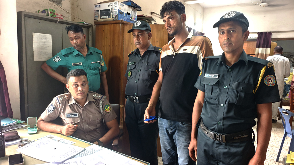 কারাগারে স্ত্রীর সঙ্গে স্বাক্ষাৎ করতে এসে ইয়াবাসহ স্বামী গ্রেপ্তার