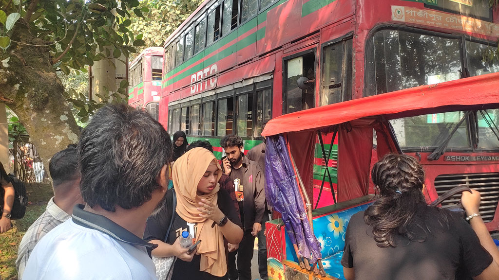 বাসে আগুন লাগলে শিক্ষার্থীরা কেউ অটোরিকশা করে পিকনিক স্পট পৌঁছায়। ছবি: আজকের পত্রিকা