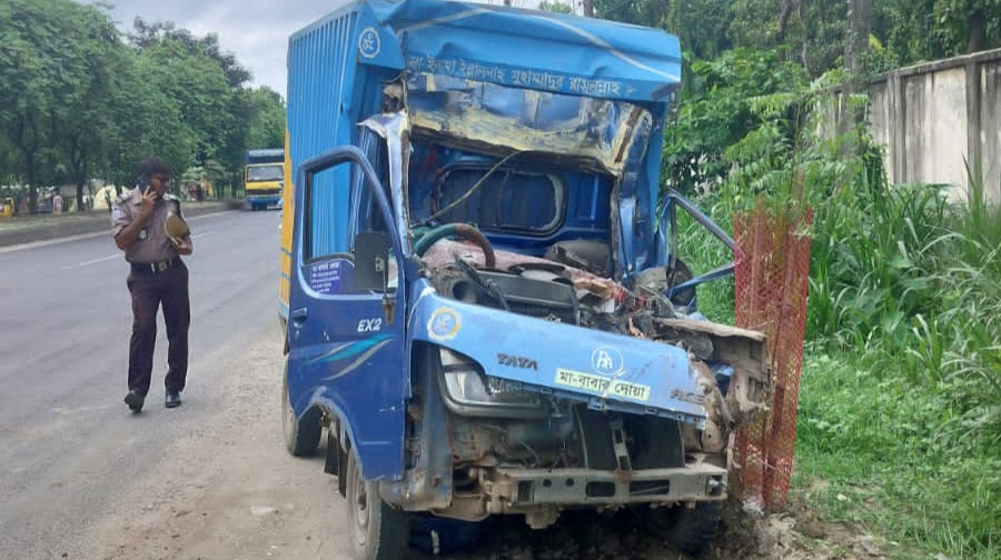 গাজীপুরে অন্য এক গাড়ির পেছনে কাভার্ড ভ্যানের ধাক্কা, চালক নিহত