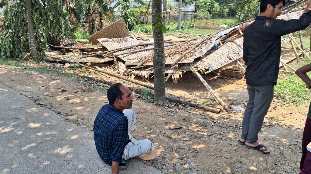 ঝড়ে ঘরের চালের নিচে চাপা পড়ে বৃদ্ধের মৃত্যু
