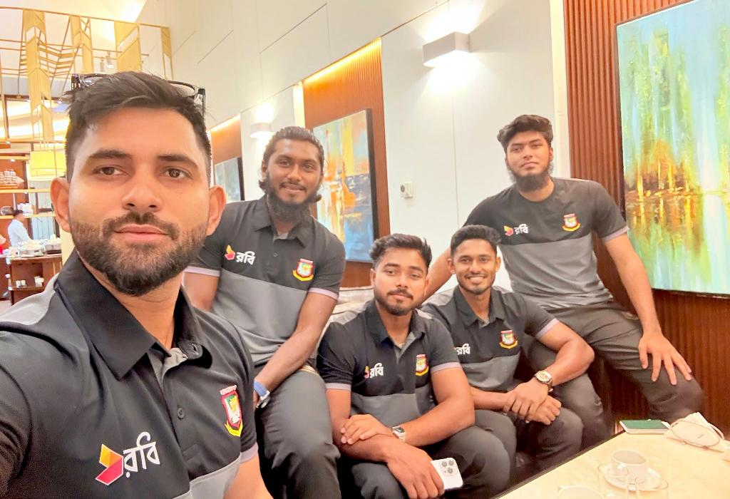 (বাঁ থেকে) এক ফ্রেমে শামীম হোসেন পাটোয়ারী, জাকের আলী অনিক, পারভেজ হোসেন ইমন, তানজিদ হাসান তামিম ও রিশাদ হোসেন। ছবি: ফেসবুক