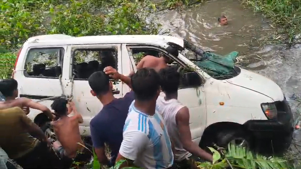 সিরাজদিখানে মাইক্রোবাস খাদে পড়ে নারী নিহত, আহত ১০