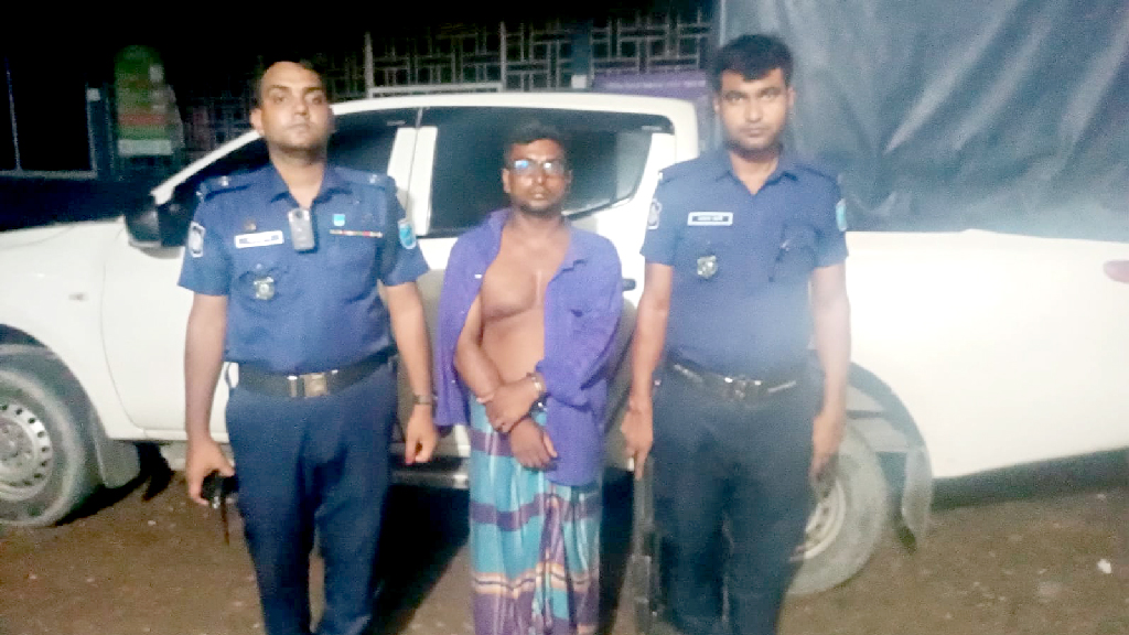 সিরাজদিখানে অবৈধ ড্রেজিংয়ে ফসলি জমি ভরাট, যুবকের ৭ দিনের কারাদণ্ড