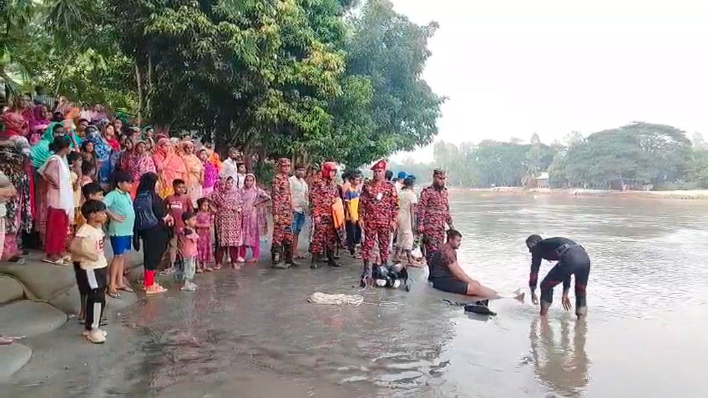 সিরাজদিখানে খালে গোসল করতে নেমে নারী নিখোঁজ