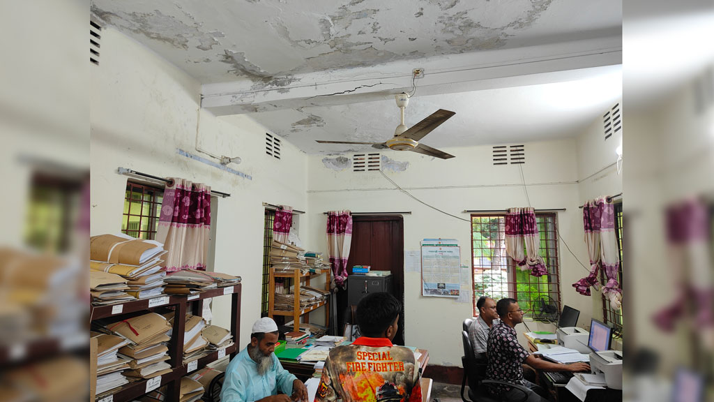 ভাঙাচোরা ভবনে ফায়ার সার্ভিসের কার্যক্রম, জীবন রক্ষাকারীরাই ঝুঁকিতে