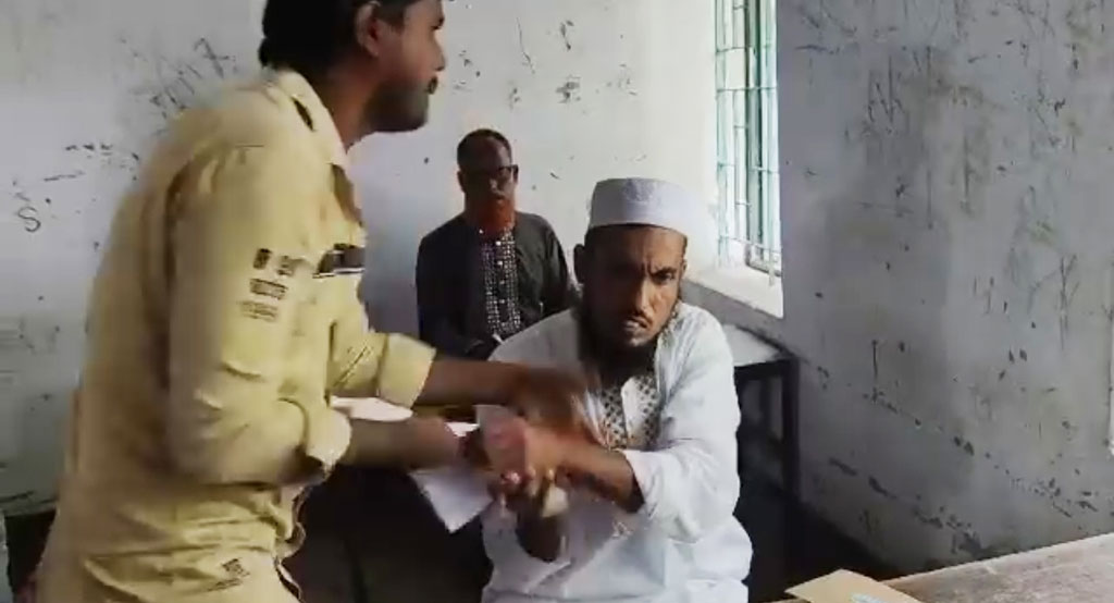 নিয়োগ পরীক্ষায় ‘অনিয়ম’: কেন্দ্রে ঢুকে স্থানীয়দের খাতা টানাটানি, ভিডিও ভাইরাল