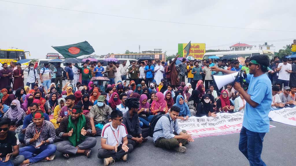 স্থায়ী ক্যাম্পাসের দাবিতে মহাসড়ক অবরোধ, উত্তরবঙ্গের সঙ্গে ঢাকার যোগাযোগ বন্ধ