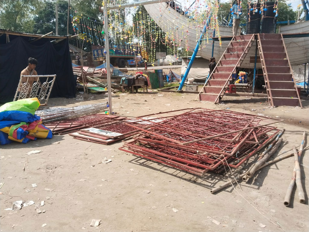 সিরাজগঞ্জের কাজীপুরের ঐতিহ্যবাহী সোনামুখী মেলায় অভিযান চালায় যৌথ বাহিনী। ছবি: আজকের পত্রিকা
