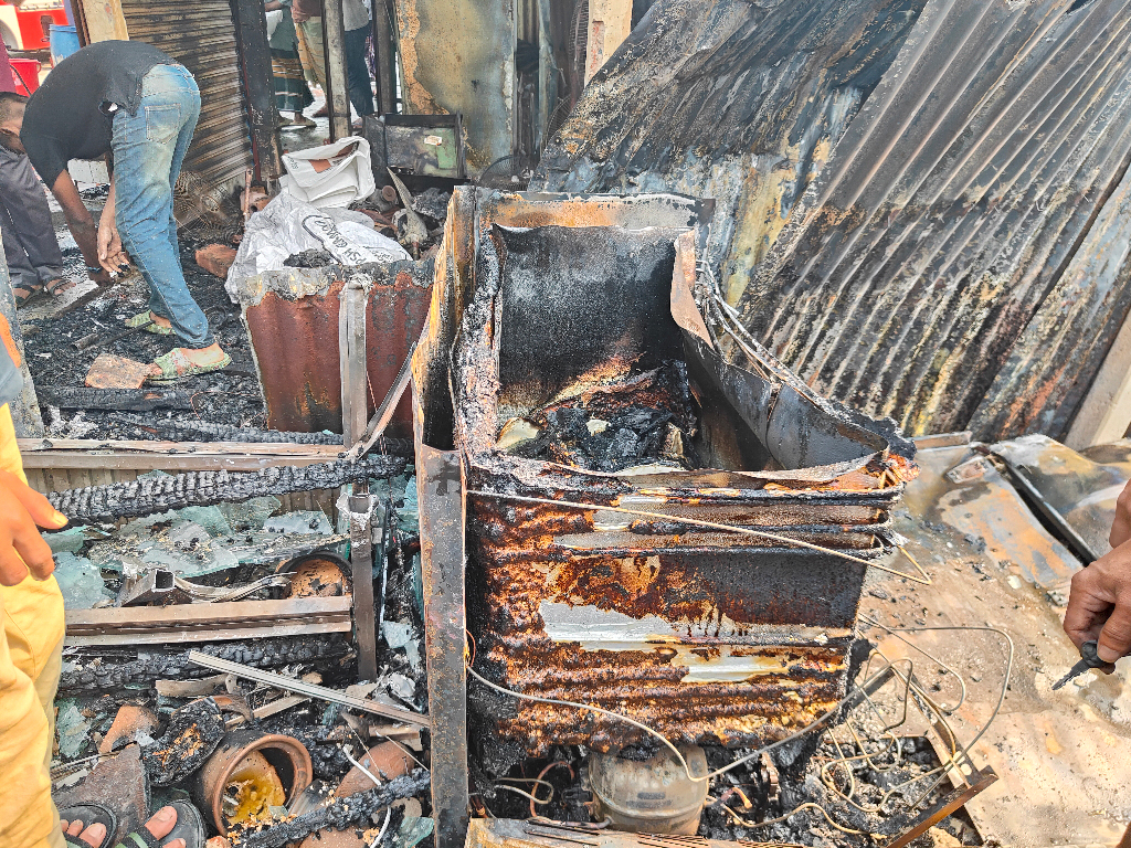 আজ ভোর ৬টার দিকে কামারখন্দ উপজেলার জামতৈল পূর্ব বাজারে অগ্নিকাণ্ডের ঘটনা ঘটে। ছবি: আজকের পত্রিকা
