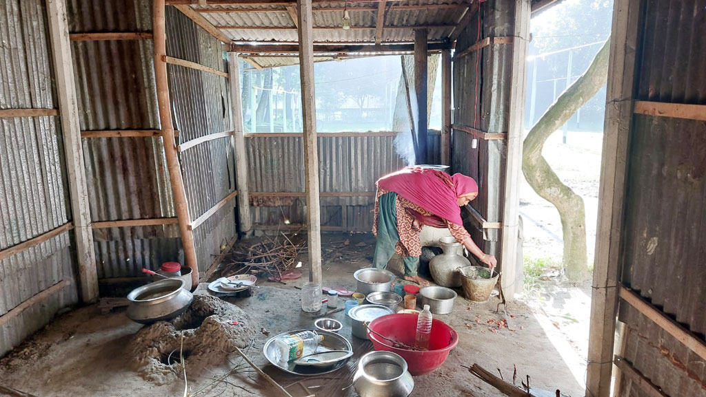 শিশুদের খাবার রান্নার জন্য একজন নারী বাবুর্চি নিয়োগ দেওয়া হয়েছে। তিনি সকালের খাবার রান্না করছেন। ছবি: আজকের পত্রিকা