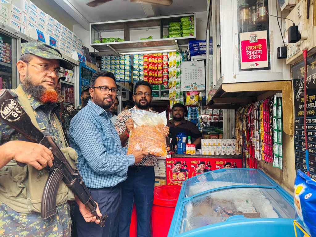 সিরাজগঞ্জে পণ্যের গায়ে লেবেল ও বিএসটিআই অনুমোদন না থাকায় তিন প্রতিষ্ঠানকে জরিমানা