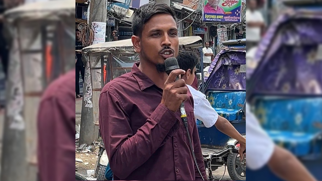 নোয়াখালীতে আ.লীগ অফিসের সামনে মাইকে স্লোগান, পুলিশ দেখে পালালেন যুবক