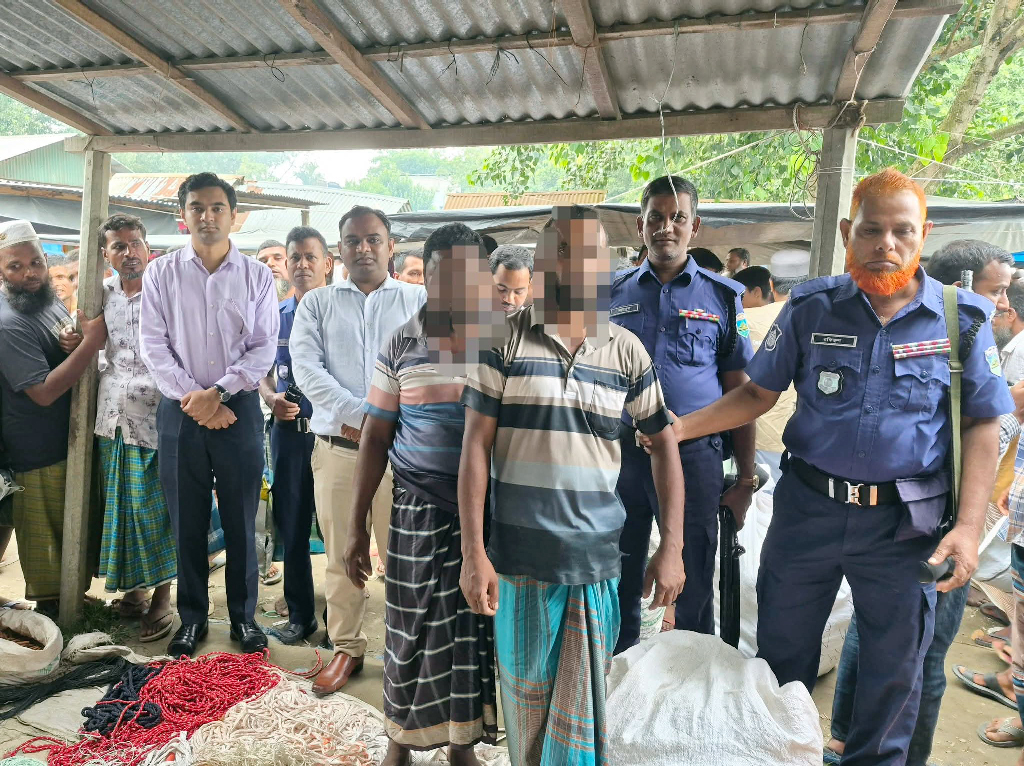 সিরাজগঞ্জে ২৫ হাজার মিটার কারেন্ট জাল ও চায়না দুয়ারি জাল জব্দ