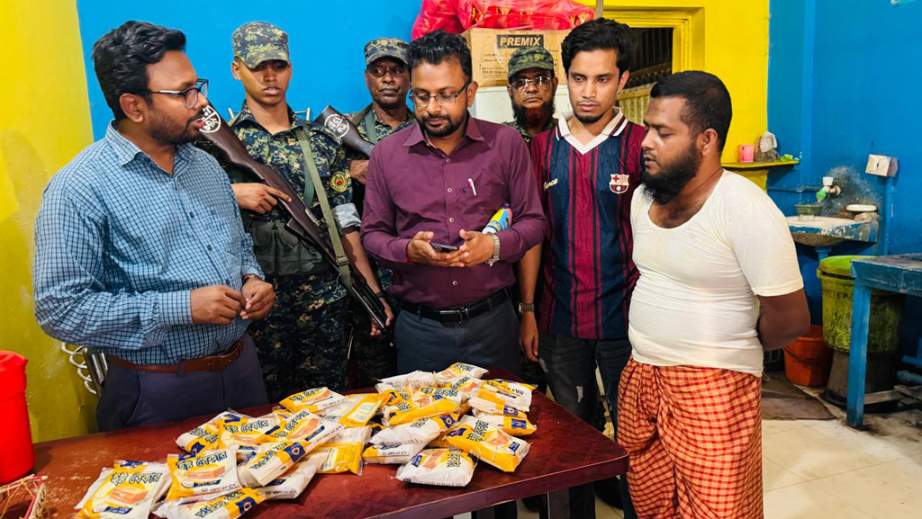 সিরাজগঞ্জে বিভিন্ন অনিয়মের দায়ে চার প্রতিষ্ঠানকে জরিমানা