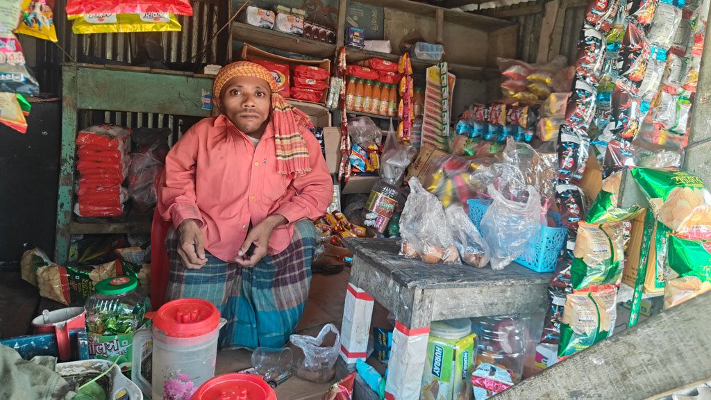 ‘৩ হাজার টাকার’ দোকানই প্রতিবন্ধী হারুনের ভরসা