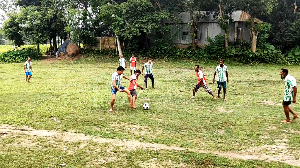 ৩০ বছর পর আবারও মাঠে, রেফারির বাঁশিতে শৈশবে ফেরা