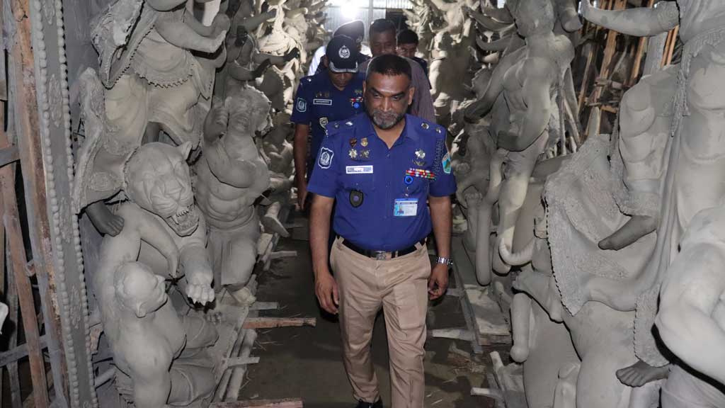 প্রতিমা তৈরিতে ব্যস্ত কারিগরেরা, নিরাপত্তায় পুলিশের নানা পদক্ষেপ