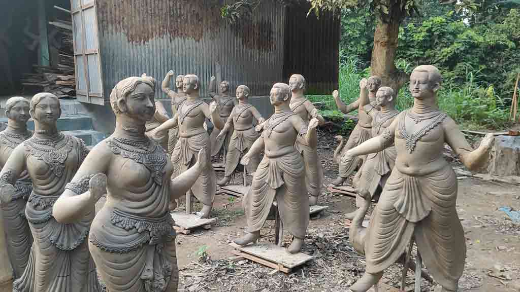 ভদ্রঘাট পালপাড়ায় তুমুল ব্যস্ততা, লাভের মুখ দেখছেন না কারিগরেরা