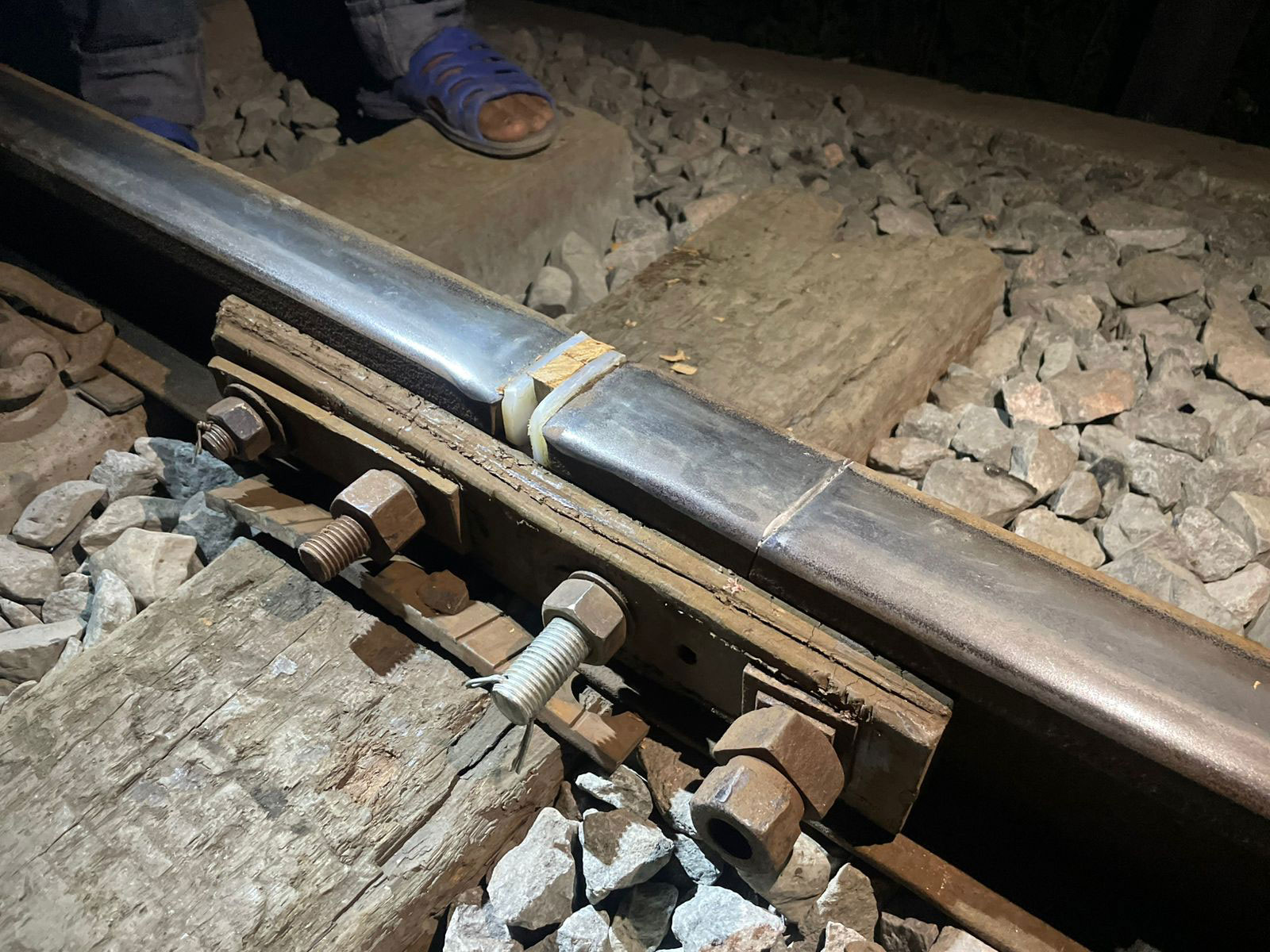 যমুনা রেলসেতু-ঈশ্বরদী রেলপথে একাধিক স্থানে রেলহেড ভাঙন