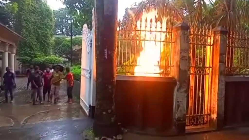বজ্রপাতে জ্বালানি মন্ত্রীর বাড়ির গেটে আগুন