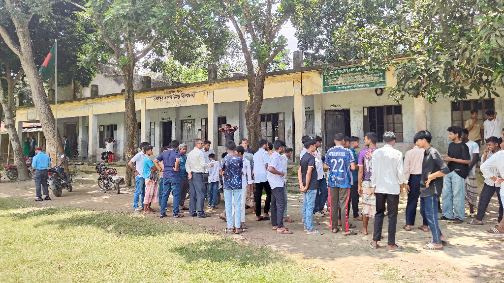 প্রশ্নপত্রে ভুলসহ নানা অভিযোগ, প্রধান শিক্ষকের পদত্যাগ দাবিতে বিদ্যালয়ে তালা ঝোলাল শিক্ষার্থীরা