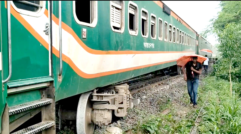 সিল্কসিটি এক্সপ্রেস লাইনচ্যুত: বিভিন্ন স্টেশনে আটকা চার আন্তনগর ট্রেন, ভোগান্তিতে যাত্রীরা