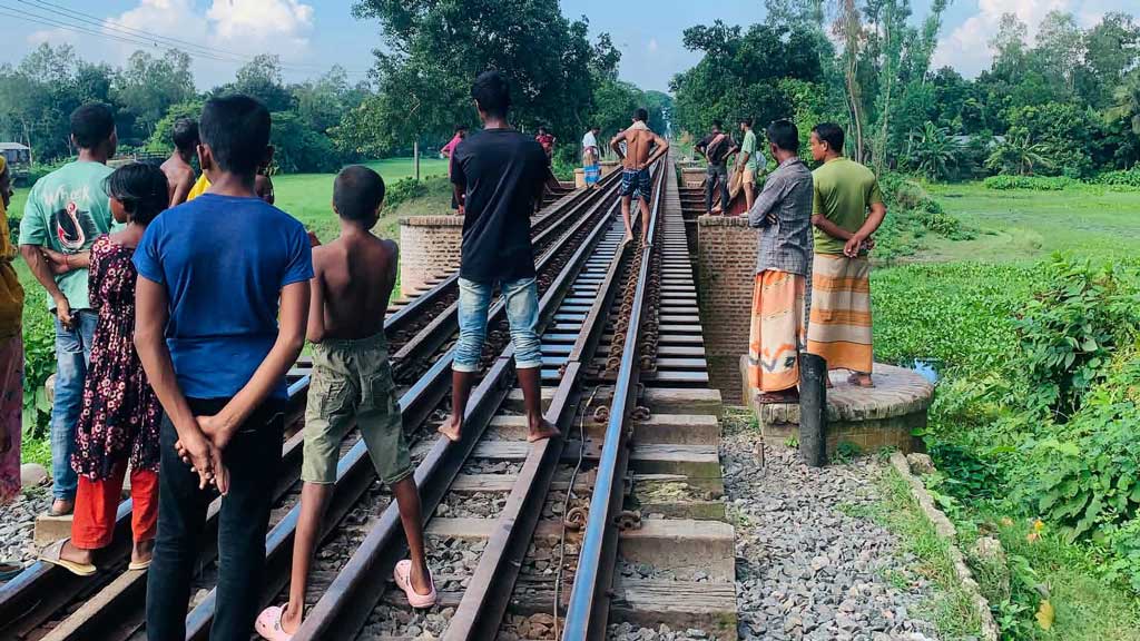 কামারখন্দে ট্রেনে কাটা পড়ে অজ্ঞাত ব্যক্তির মৃত্যু