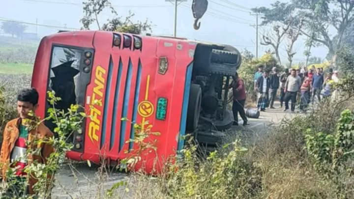 সিরাজগঞ্জে যাত্রীবাহী বাস উল্টে এক যাত্রী নিহত