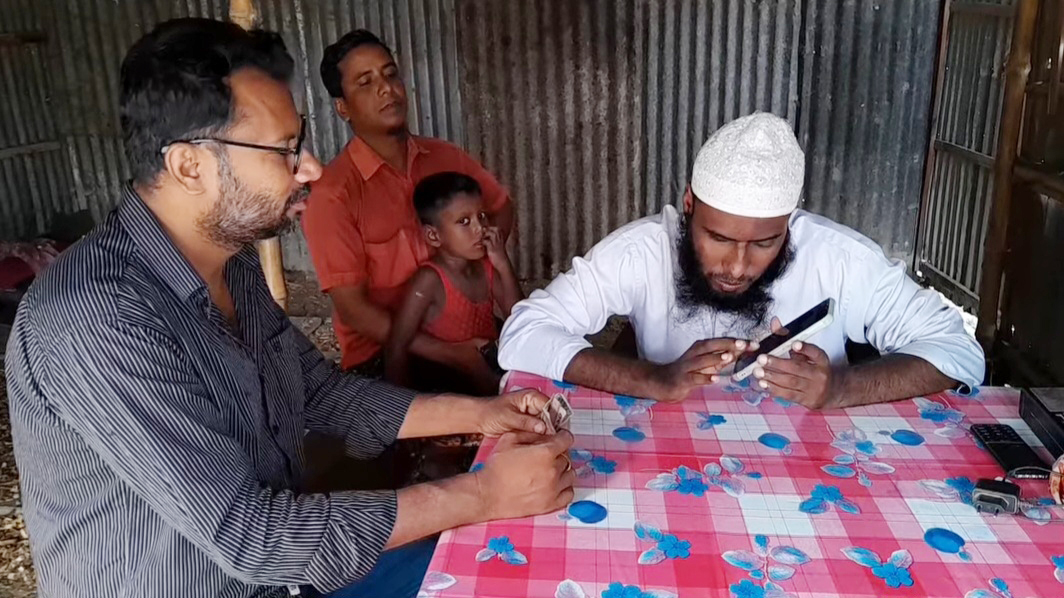দৃষ্টিশক্তি হারিয়েও হার মানেননি বায়েজিদ, পুঁজির অভাবে চলছে টানাপোড়েন