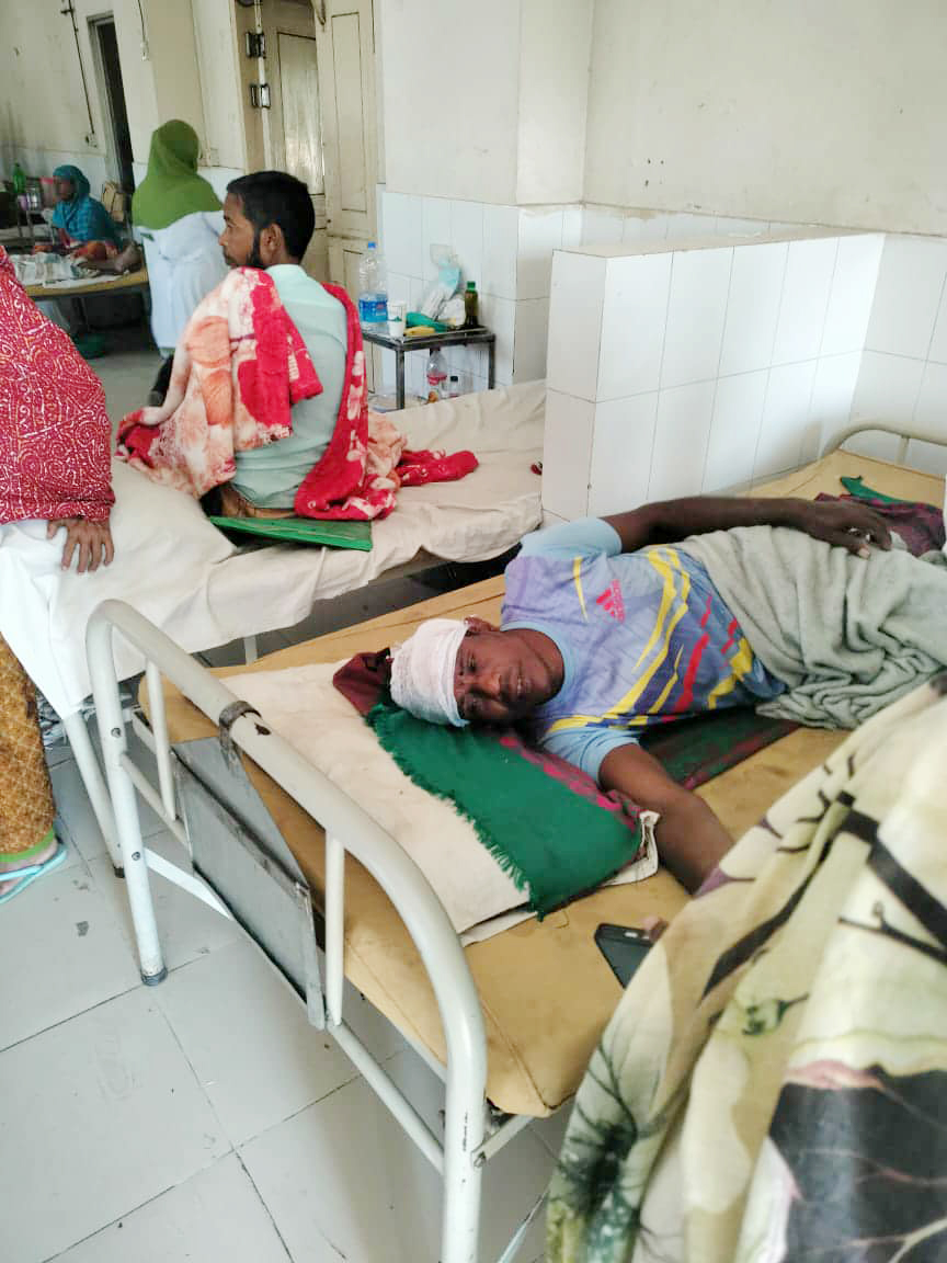 সিরাজগঞ্জের তাড়াশে পুকুরে মাছ ধরাকে কেন্দ্র করে দুই পক্ষের সংঘর্ষে আহত ব্যক্তিদের হাসপাতালে ভর্তি। ছবি: আজকের পত্রিকা