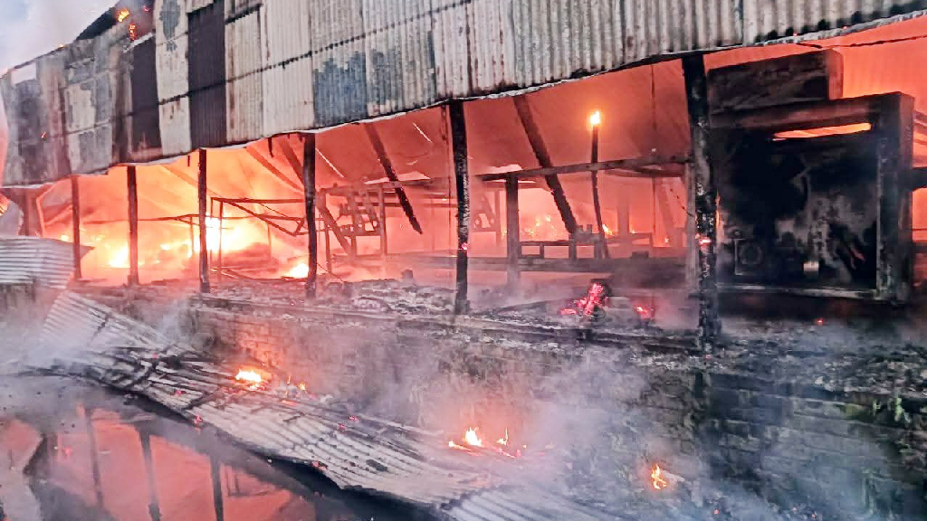 সিরাজগঞ্জে শাড়ি কারখানায় আগুন