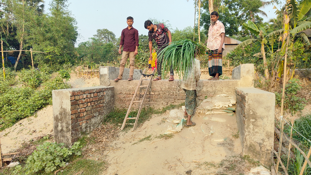 কালভার্ট থাকলেও নেই সংযোগ সড়ক, দুর্ভোগে রসুলপুরের ৩ হাজার মানুষ