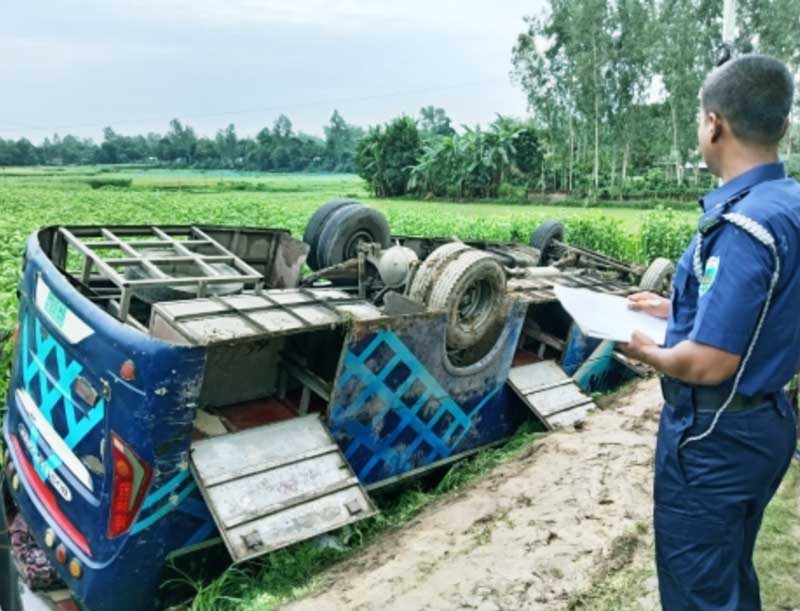 সিরাজগঞ্জে বাস উল্টে এক যাত্রী নিহত