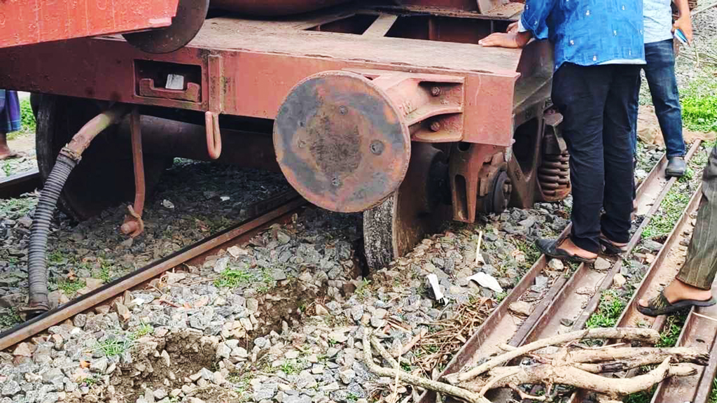 সিরাজগঞ্জে সিল্কসিটি এক্সপ্রেসের বগি লাইনচ্যুত, উত্তরাঞ্চলের রেল যোগাযোগ বন্ধ