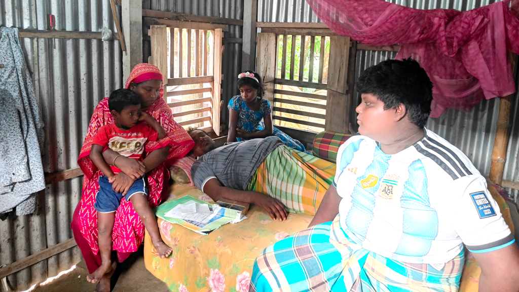 নিজেও কিডনি রোগী, তবু বাবার চিকিৎসার জন্য ভ্যান চালায় কিশোর